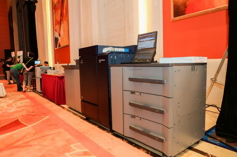 现场展示的柯尼卡美能达彩色数码印刷机AccurioPress C6085