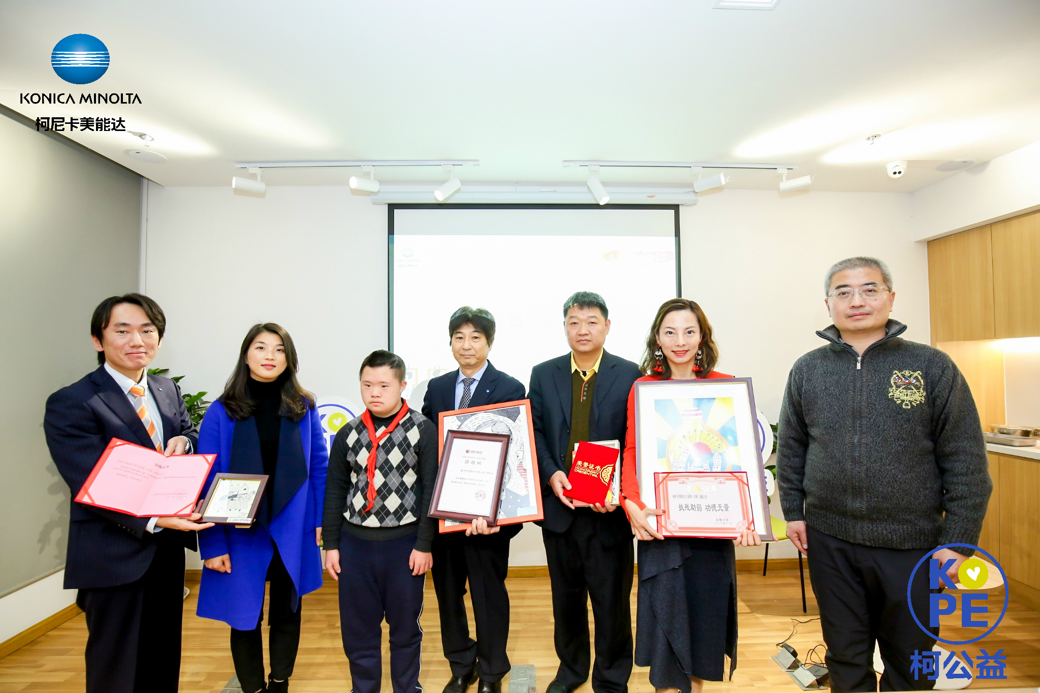 15- 上海5校代表向柯尼卡美能达回赠荣誉证书与作品.jpg